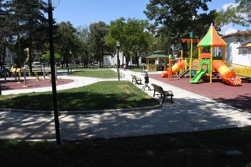 ENGELSİZ PARK ALANINA OYUN ARAÇLARI YERLEŞTİRİLDİ