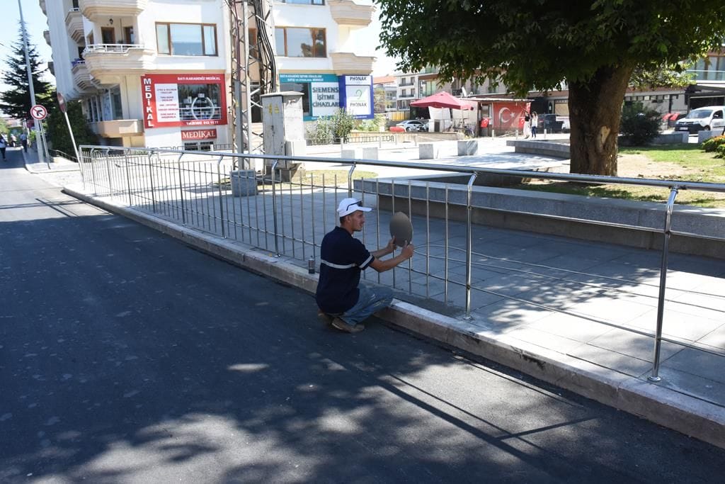 MEHMET AKİF CADDESİNDE KORKULUKLAR DÖŞENİYOR