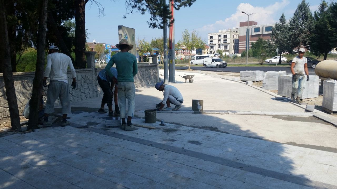 AÇILAN YOLLARA KALDIRIM YAPILIYOR