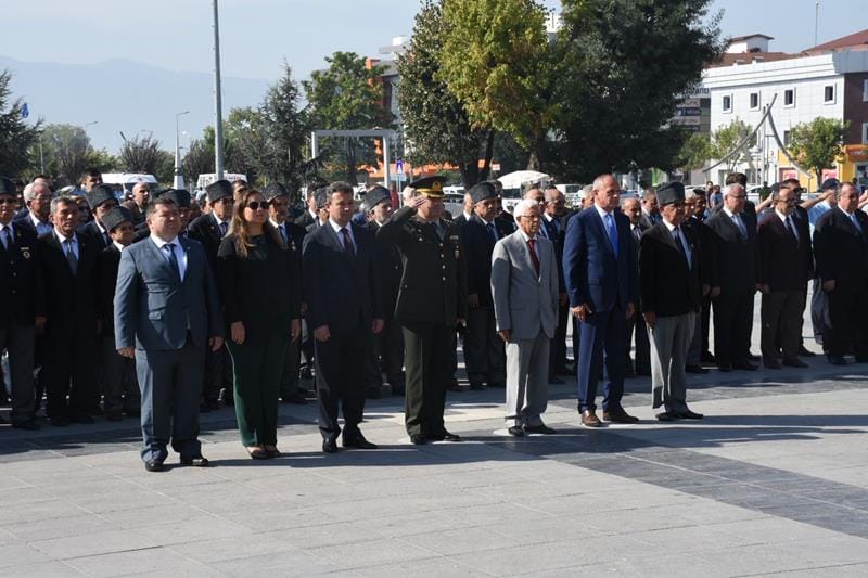 GAZİLER GÜNÜ İÇİN ÇELENK TÖRENİ YAPILDI