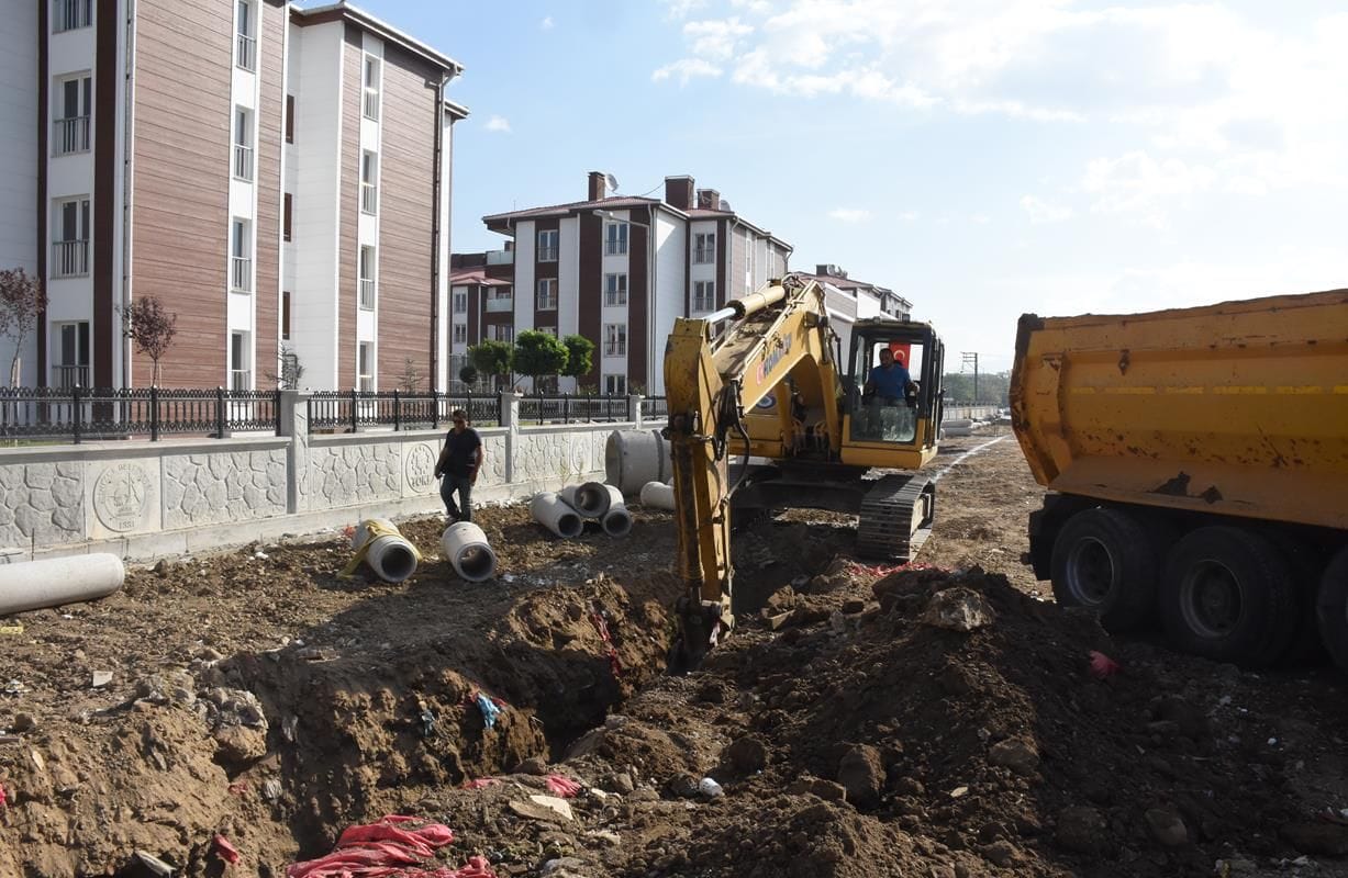 TOKİ ALANINDA YAĞMUR SUYU HATTI DÖŞENİYOR