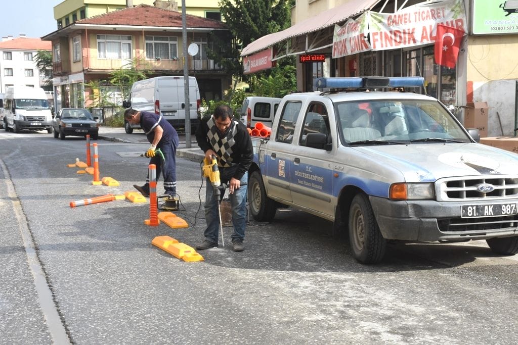 AKÇAKOCA CADDESİNE ŞERİT ÇEKİLDİ