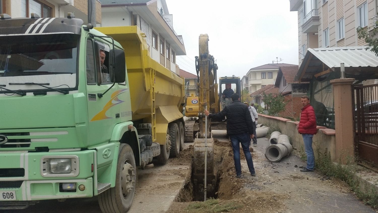 MAHALLELERDE YAĞMUR SUYU KANALLARI TAMAMLANIYOR