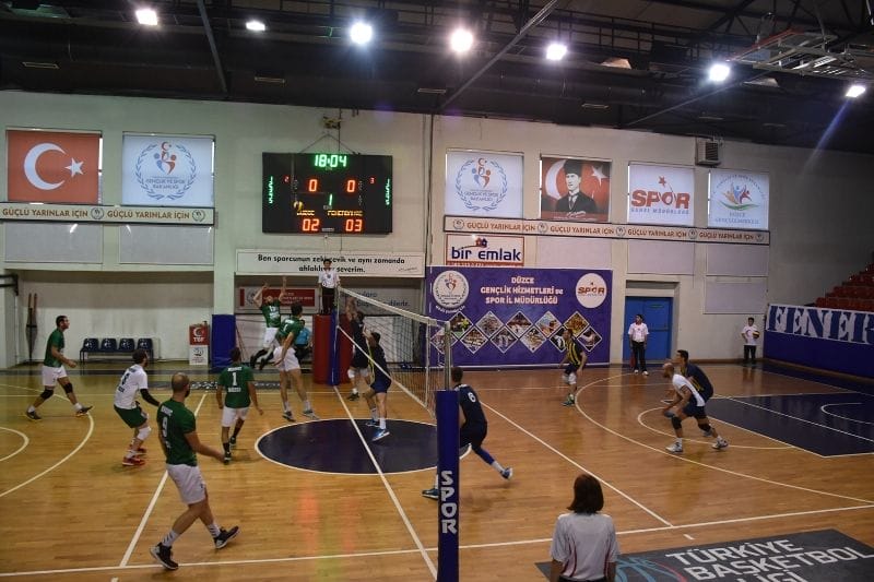 VOLEYBOL TAKIMI ZİRVEYE OTURDU