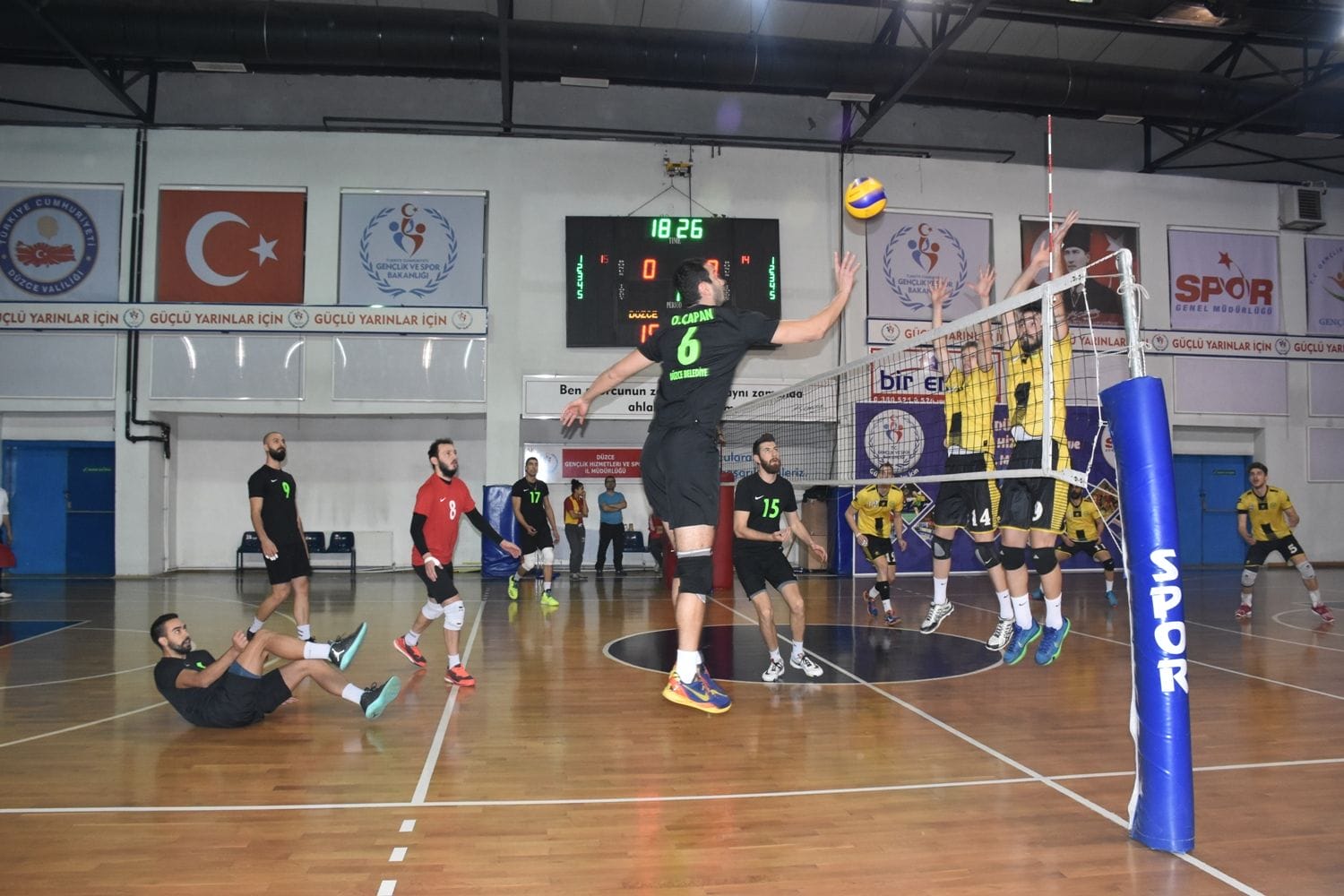 VOLEYBOL TAKIMI EĞİRDİRE HAZIRLANIYOR