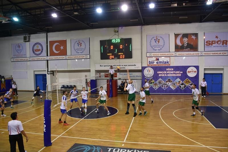 VOLEYBOL TAKIMI 2. SIRAYI KORUDU
