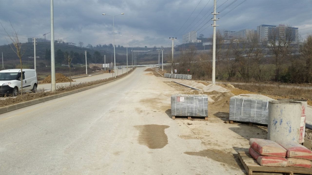 ÜNİVERSİTEYE YAYA YOLU YAPILIYOR