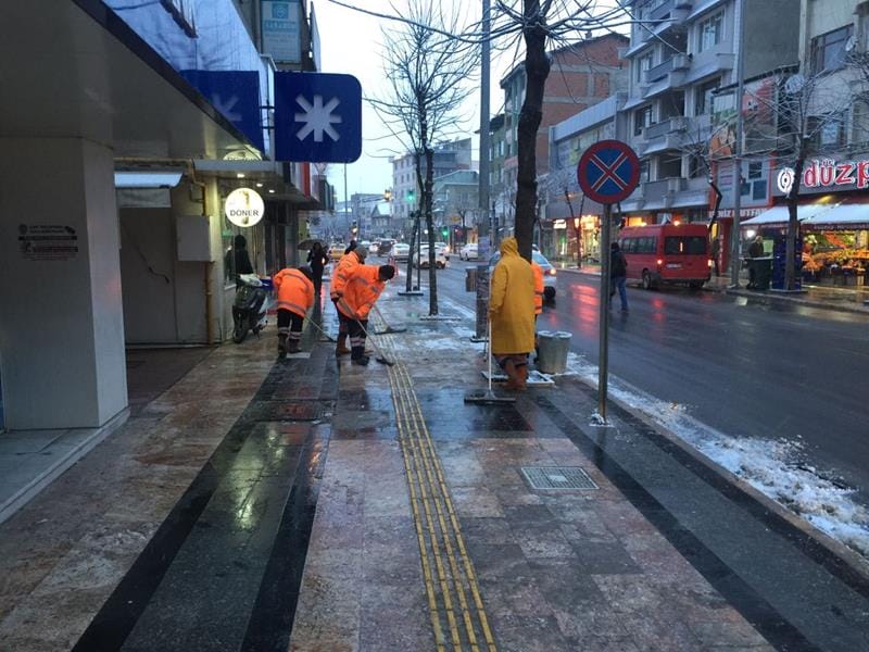 YOL VE KALDIRIMLAR KARDAN TEMİZLENDİ