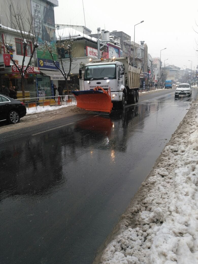İSTANBUL CADDESİ KARDAN TEMİZLENDİ