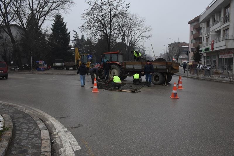 BOZUK YOLLAR ONARILIYOR