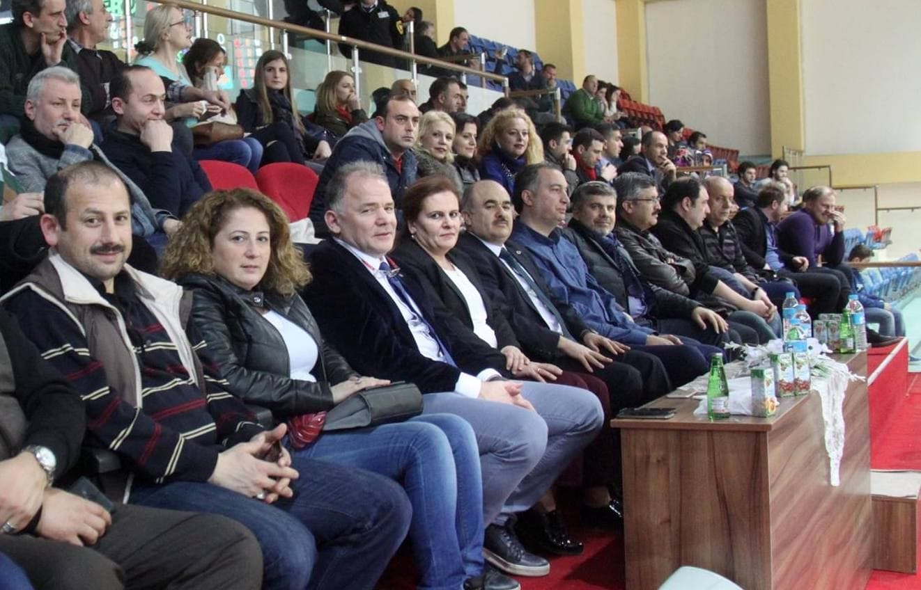 VALİ BASKETBOL MAÇINI İZLEDİ