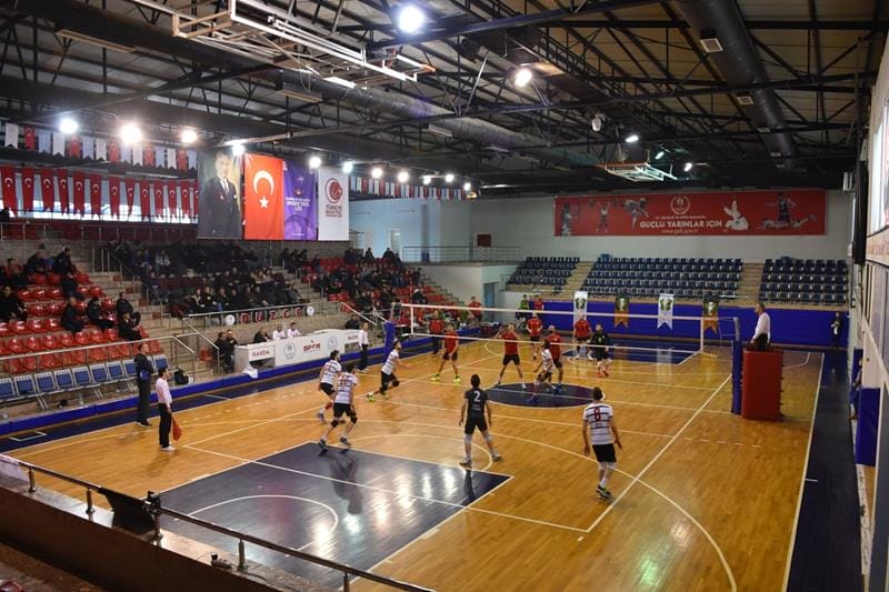ZİRVEYE DEMİR ATTI