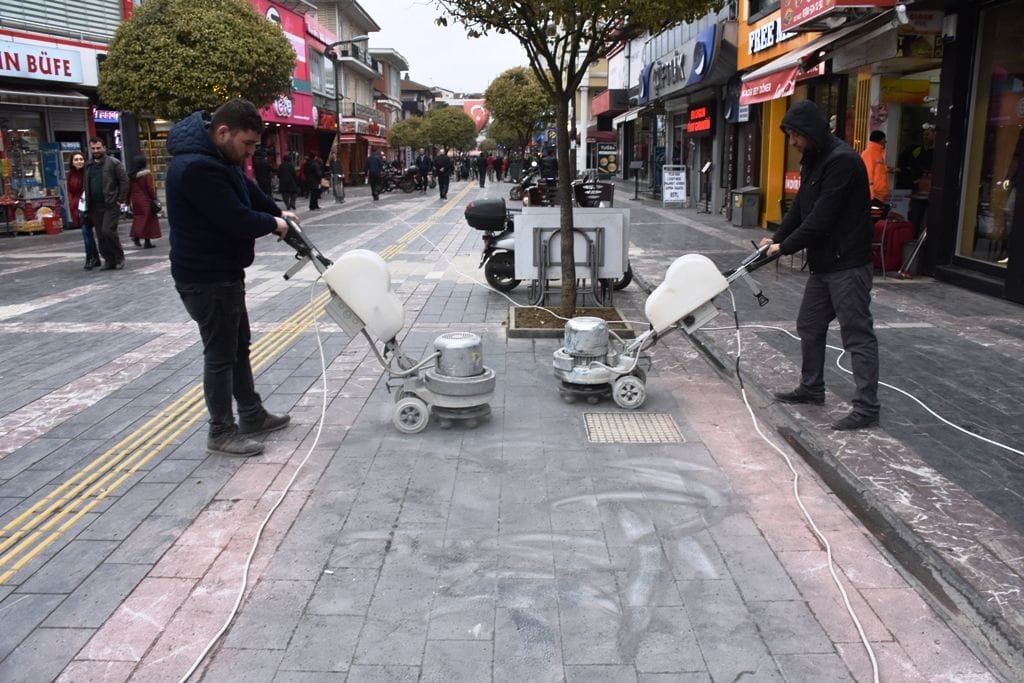 DÜZCEDE KALDIRIMLAR TIRTIKLANIYOR