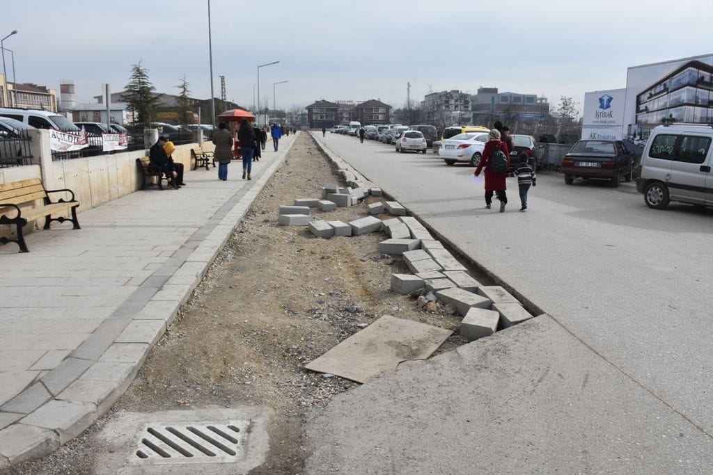 DEVLET HASTANESİ YOLUNDA KALDIRIM ÇALIŞMASI