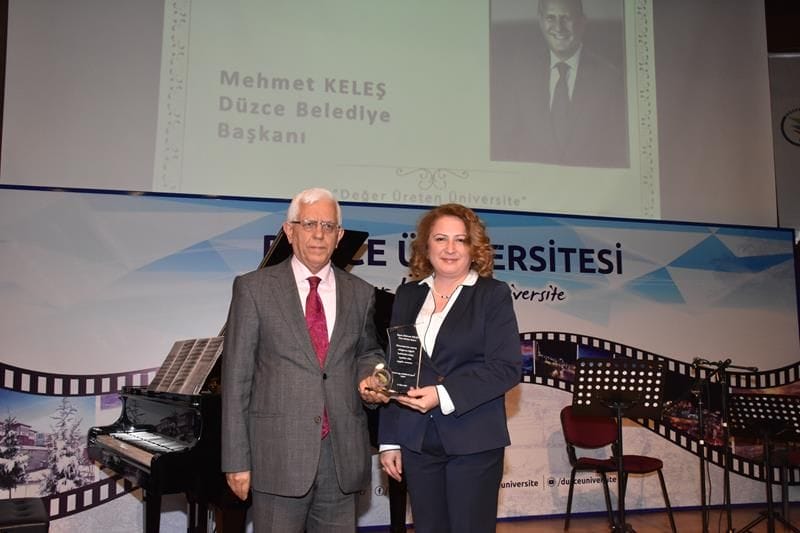DÜZCE ÜNİVERSİTESİNDEN BAŞKANA PLAKET