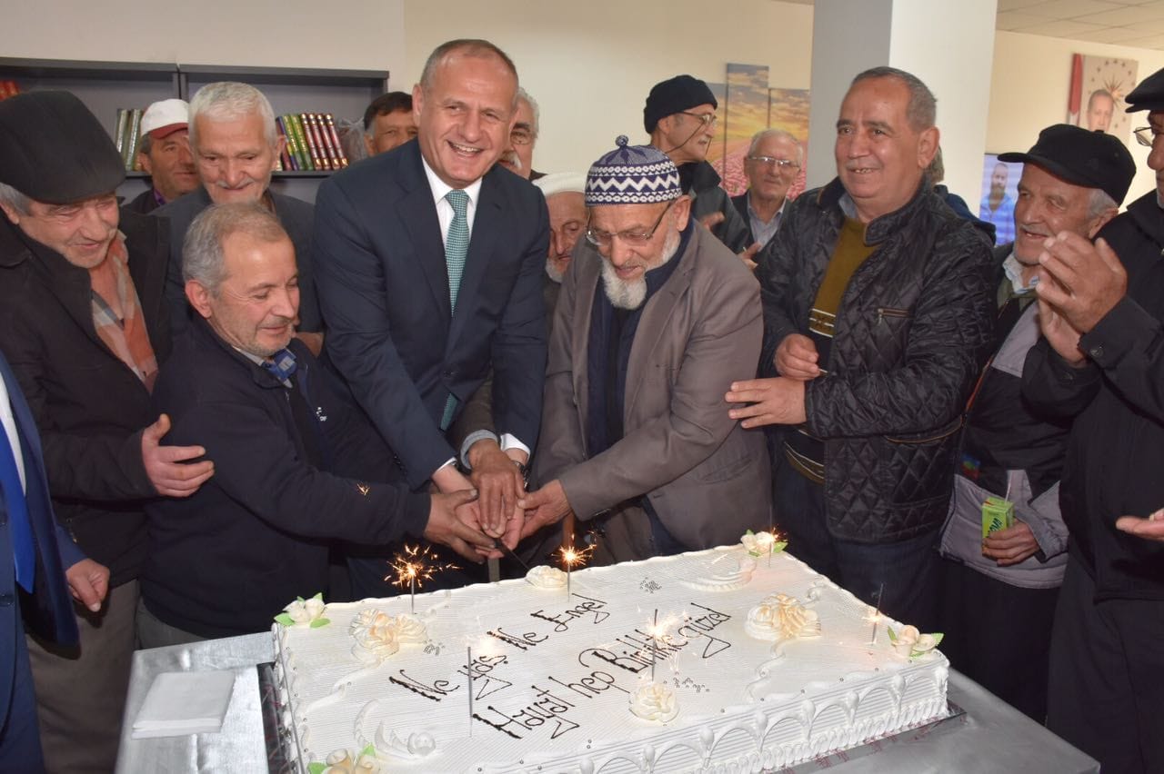 BAŞKAN KELEŞ YAŞLILARLA PASTA KESTİ