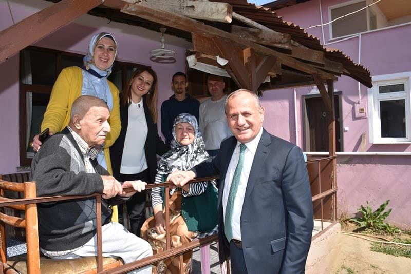 BAŞKAN YAŞLILARI EVİNDE ZİYARET ETTİ