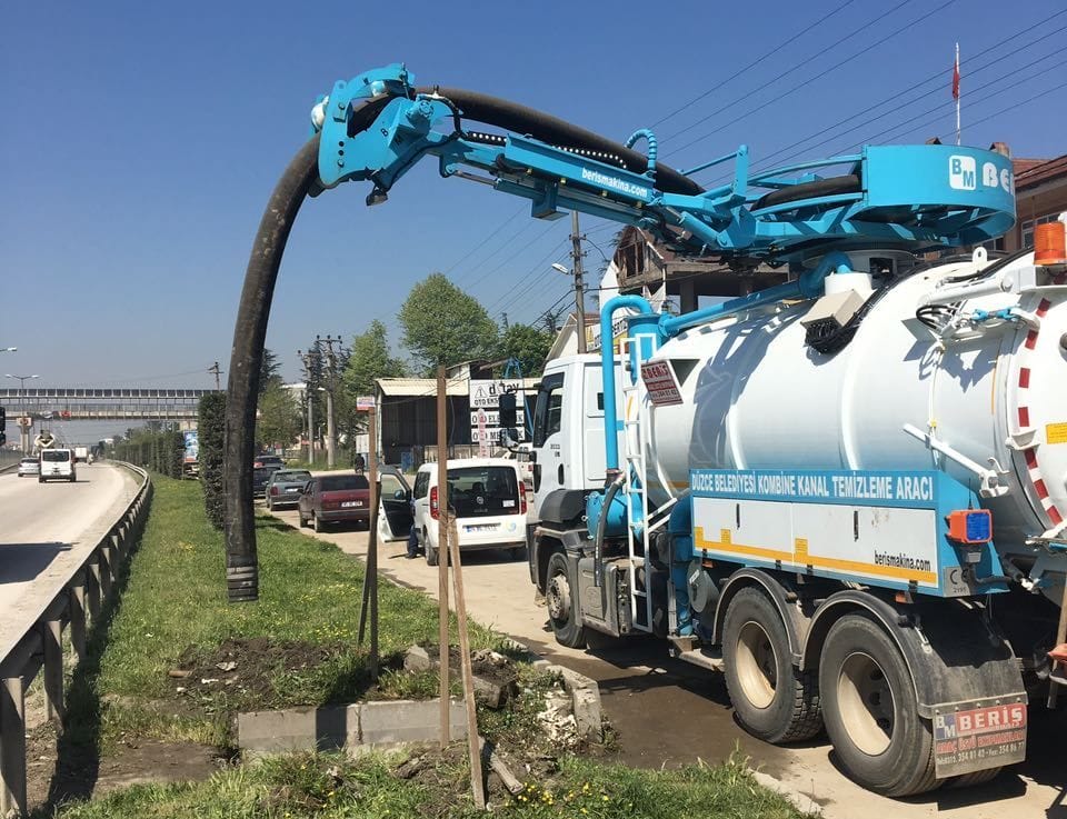 YAN YOL GİDERLERİNDE TEMİZLİK YAPILDI