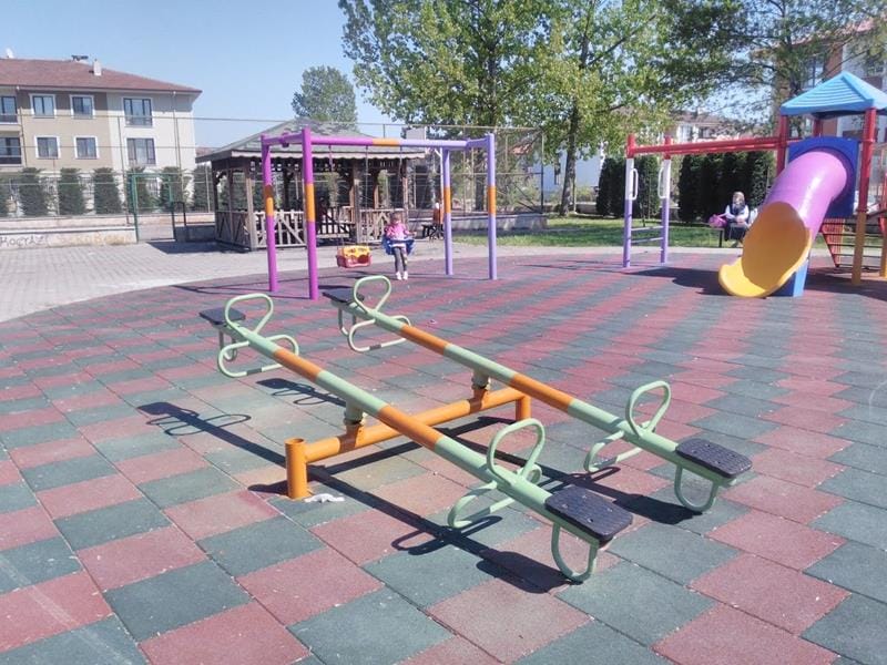 OYUN PARKLARINDA KAUÇUK ZEMİN YAPILIYOR