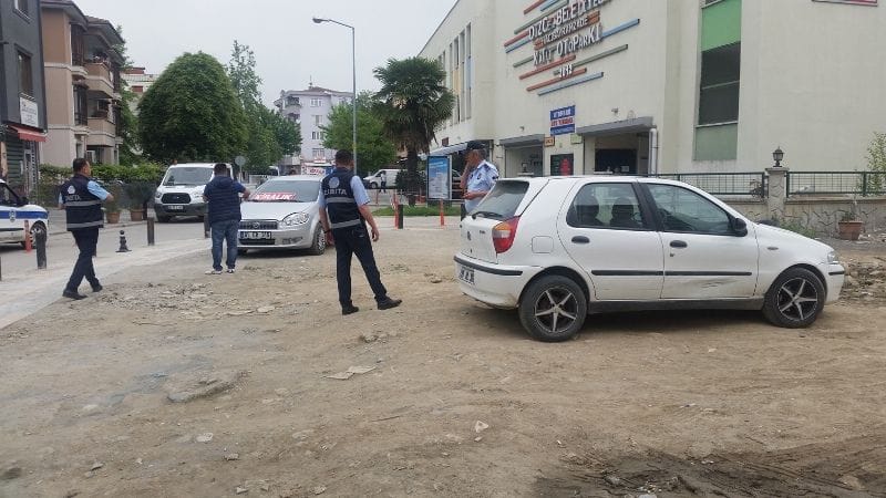 HER BOŞ ARSA PARK YERİ OLARAK KULLANILIYOR
