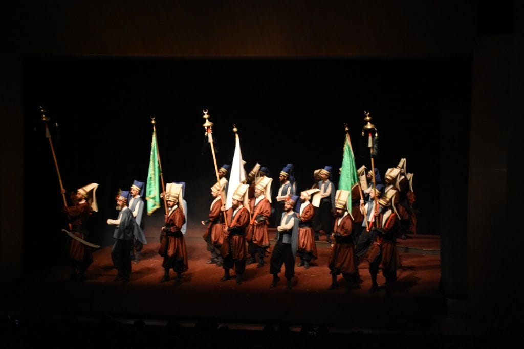 TİYATRO SEVERLERİ BÜYÜLEDİ