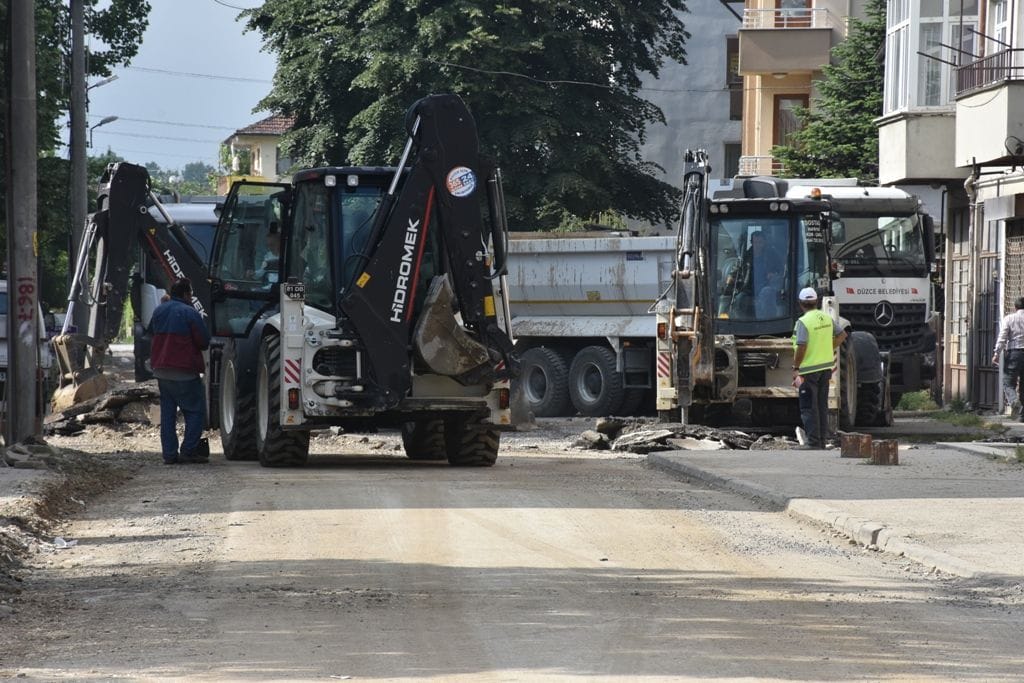 ASFALTLAMA ÇALIŞMALARI AZMİMİLLİDE DEVAM EDİYOR