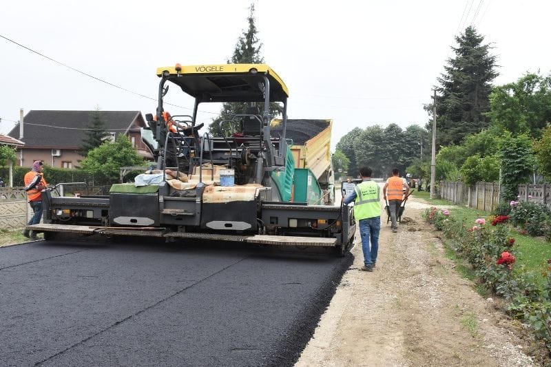KENAR MAHALLELERDE ASFALTLAMAYA HIZ VERİLDİ