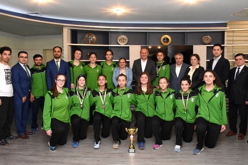 BAYAN BASKETBOLCULAR KUPA GETİRDİ
