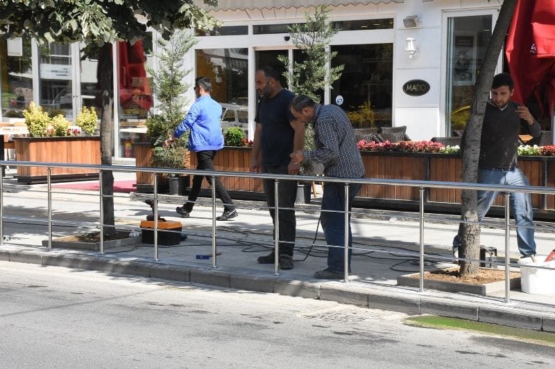 HASTANE CADDESİNDE DE YAYA KORKULUKLARI
