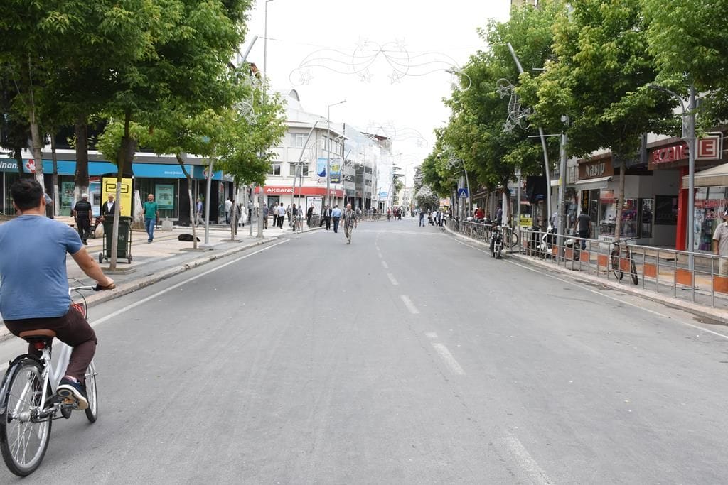 İSTANBUL CADDESİ TRAFİĞE KAPANDI