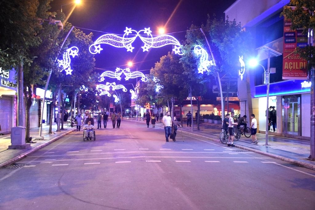 İSTANBUL CADDESİ IŞIL IŞIL