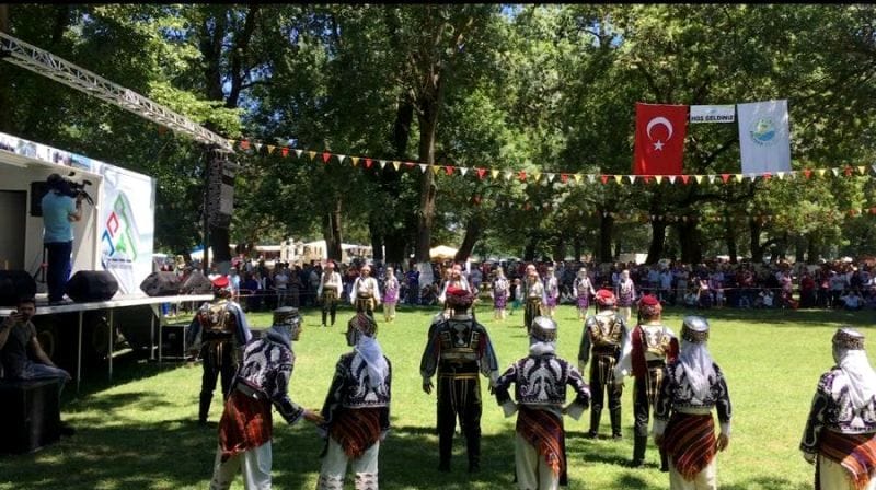 HALK DANSLARI TOPLULUĞUNUN GÖSTERİSİ