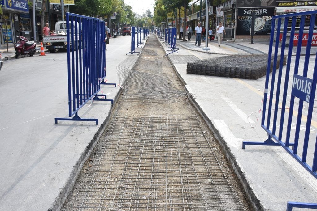 TRAMVAY YOLUNDA İNŞAAT BAŞLADI
