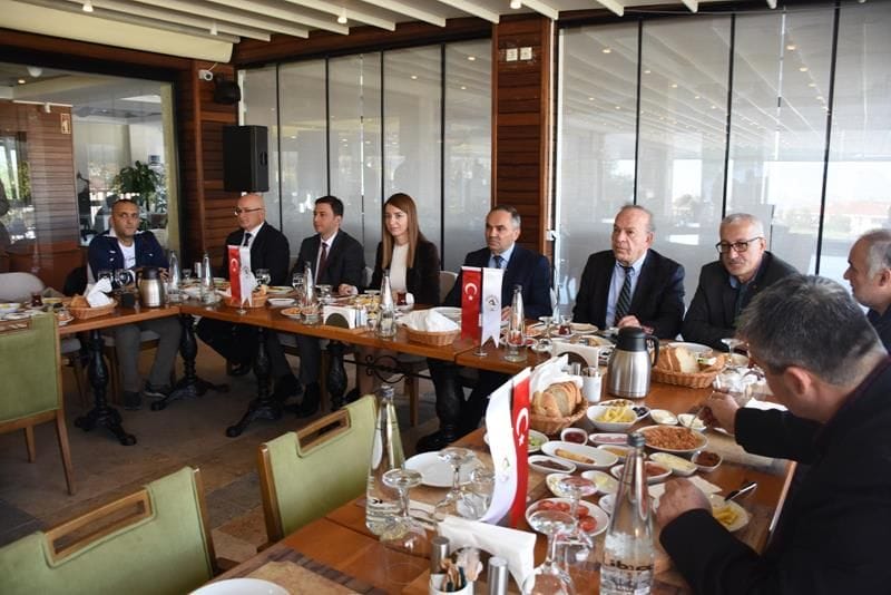 BAŞKAN AY BASIN MENSUPLARI İLE BULUŞTU
