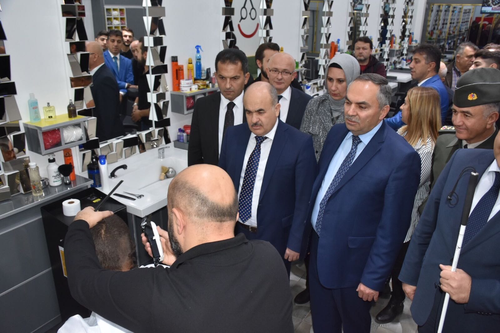 ENGELLİLERE ÖZEL KUAFÖR AÇILDI