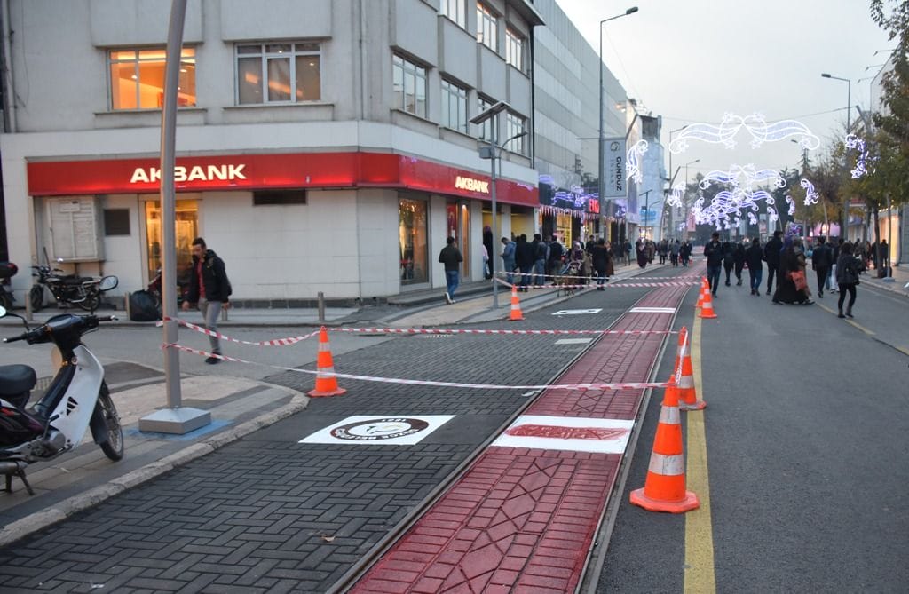 TRAMVAY YOLUNDA BOYAMA ÇALIŞMASI YAPILDI