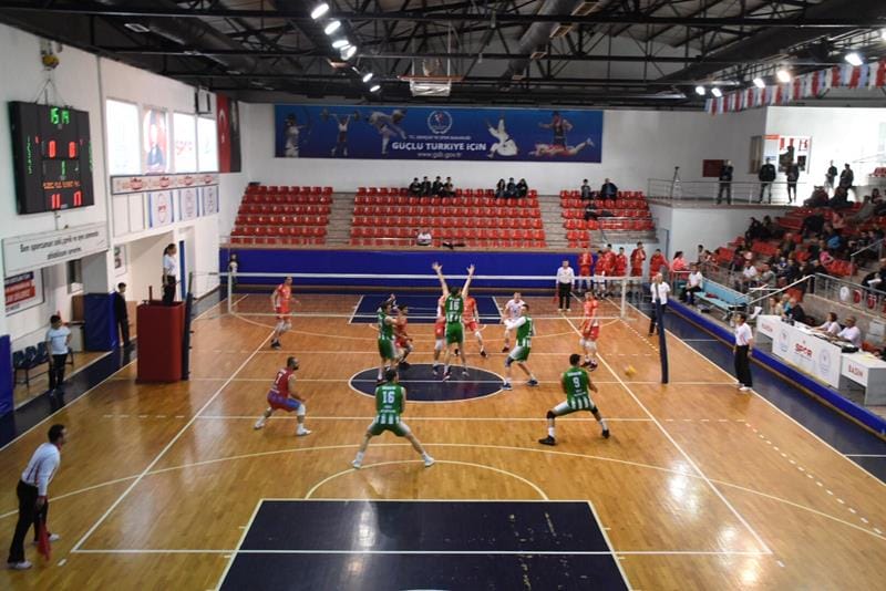 VOLEYBOLDA LİDERLİK DEVAM EDİYOR