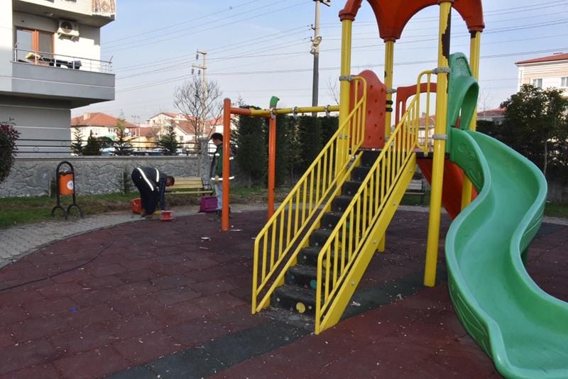 PARK VE BAHÇELERİN BAKIMI YAPILIYOR