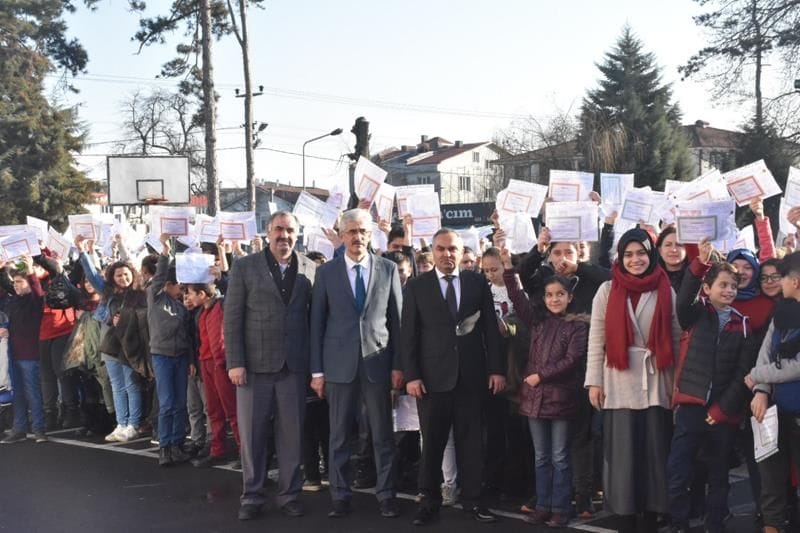 BAŞKAN AY ÖĞRENCİLERE KARNELERİNİ DAĞITTI