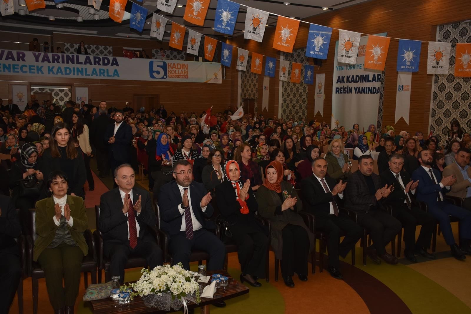 BAŞKAN AY KADIN KOLLARI KONGRESİNE KATILDI