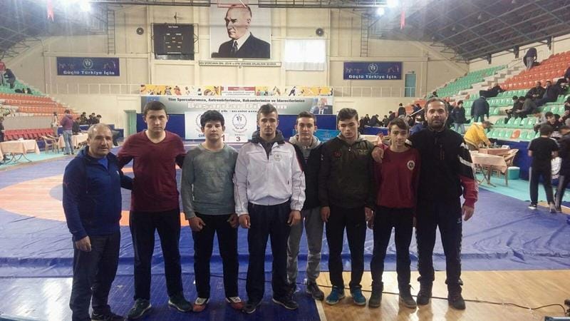GÜREŞÇİLER MADALYA İLE DÖNDÜ