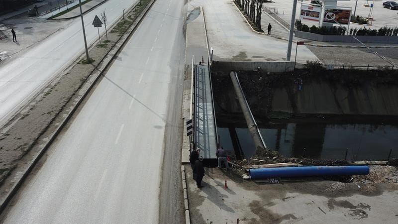KARACA ÜZERİNE YAYA KÖPRÜSÜ YAPILDI
