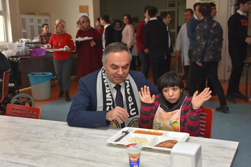 BAŞKAN AY, ÖZEL ÇOCUKLARLA BİR ARADA