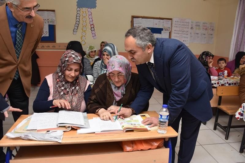 BAŞKAN AY KURSİYERLERİ ZİYARET ETTİ