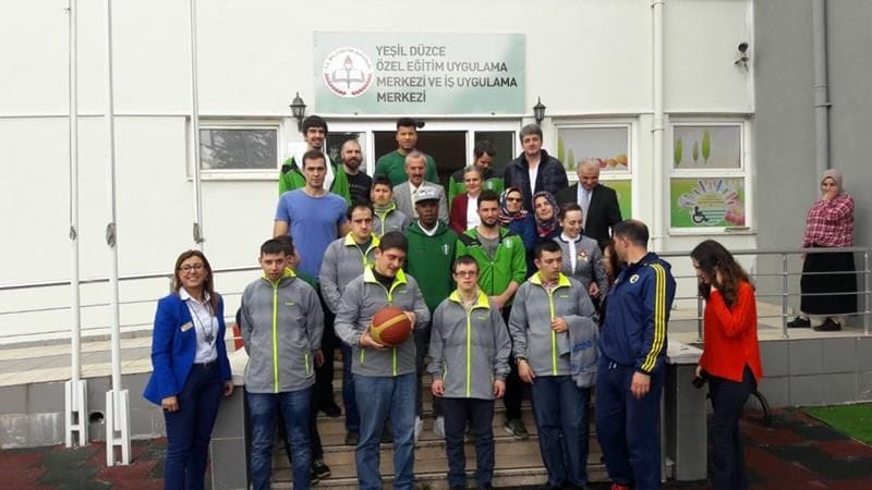 SPORCULAR ÖZEL ÇOCUKLARLA BULUŞTU