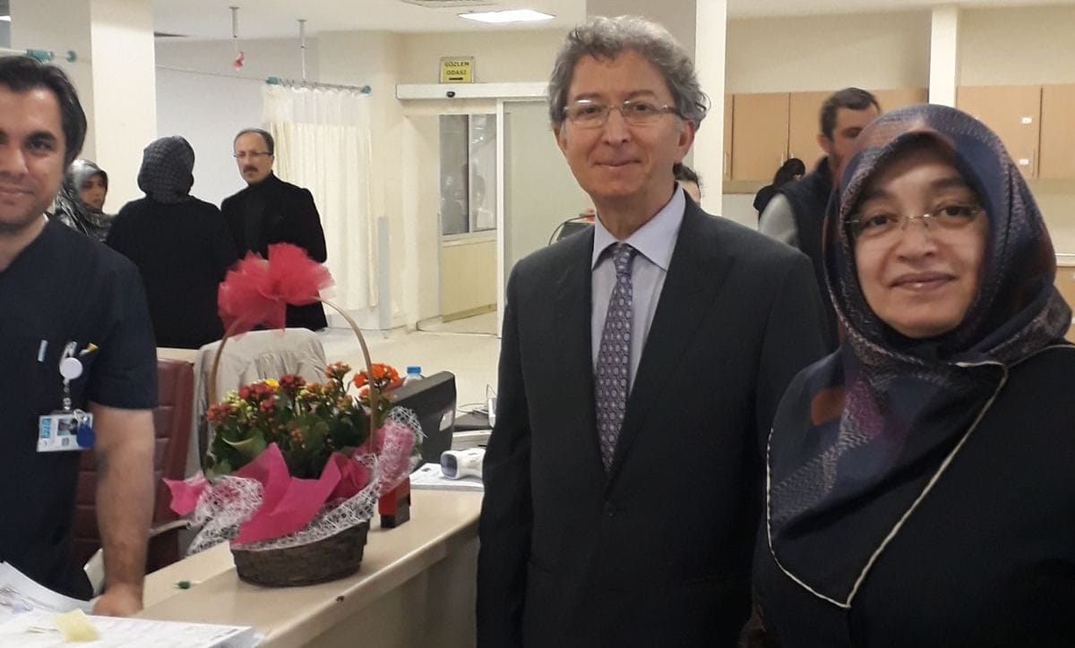 DOKTORLARA ÇİÇEK TAKDİM ETTİ