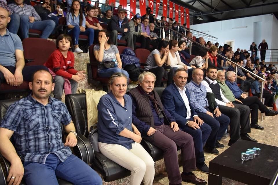 BAŞKAN AY’DAN KIZLARA TAM DESTEK