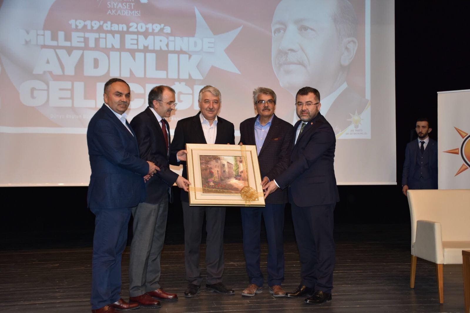 SİYASET AKADEMİSİ KONUKLARI İLE SÜRÜYOR