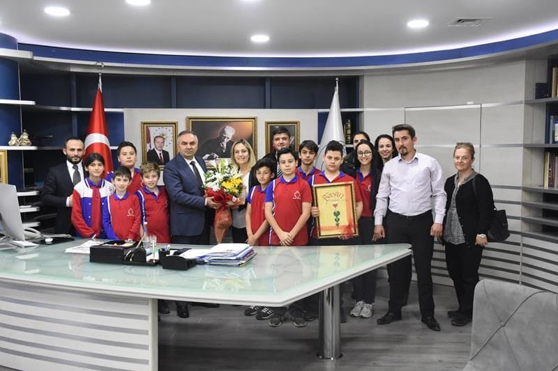 BAŞKAN AY ÖĞRENCİLERİ AĞIRLADI