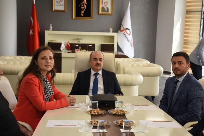 ÖDÜLLER VALİ VE BAŞKAN YARDIMCISINDAN